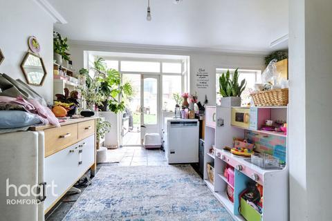 Kingsmead Avenue, Romford, RM1 2BT 3 bed terraced house for sale