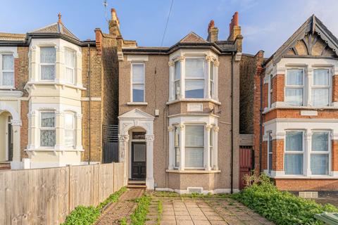 Queens Road, Leytonstone E11 2 bed flat for sale