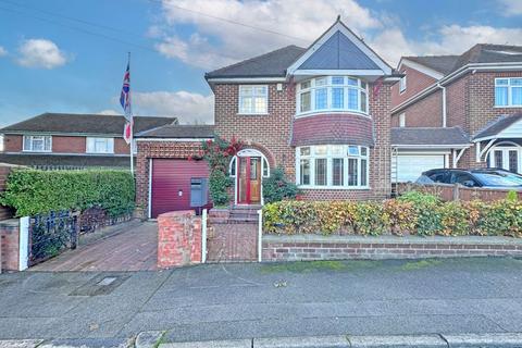 Wrens Avenue, FOXYARDS, TIPTON, DY4 8AF 3 bed detached house for sale