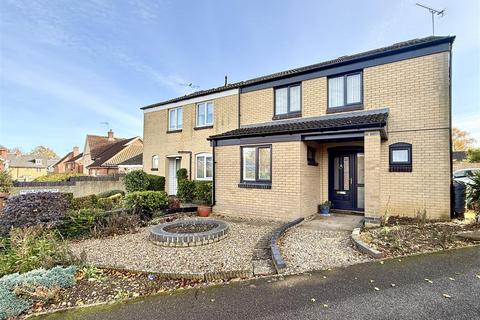 Highlands Close, Ipswich IP6 3 bed semi