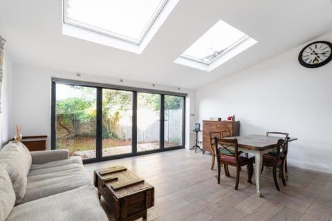 Uxbridge Road, London, W12 2 bed flat for sale