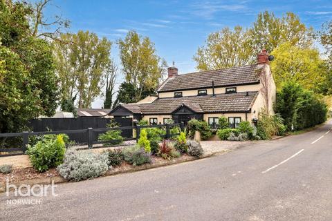 Low Road, Norwich 2 bed cottage for sale