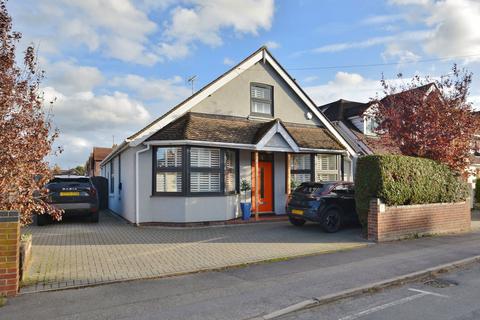 Queens Road, Thame 3 bed detached bungalow for sale