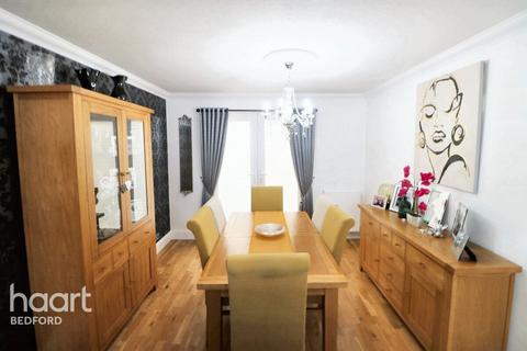 Lynton Grove, Bedford 3 bed semi