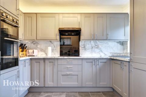 Edgerton Road, Lowestoft 3 bed chalet for sale