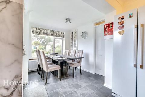 Edgerton Road, Lowestoft 3 bed chalet for sale