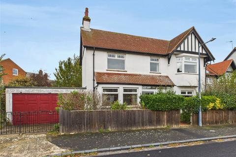 Rosebery Road, Felixstowe, Suffolk, IP11 4 bed detached house for sale
