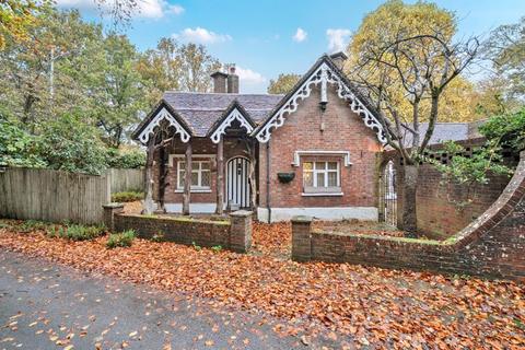 Pembury Road, Tunbridge Wells, TN2 4NE 2 bed detached bungalow for sale