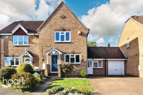 Stewart Close, Abbots Langley 3 bed semi