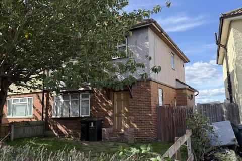 9 Snelling Avenue, Northfleet... 3 bed semi