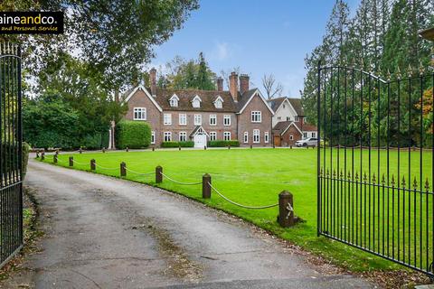 Astwick Manor, Coopers Green Lane... 2 bed flat for sale