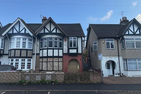 9 Burlington Avenue, Slough... 3 bed semi