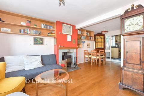 Winterbourne Close, Lewes, East Sussex 2 bed semi