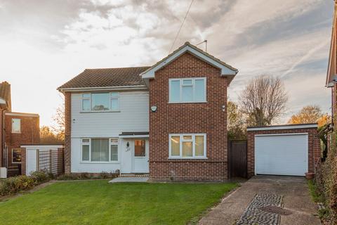 Lodge Close, Chigwell, IG7 4 bed detached house for sale