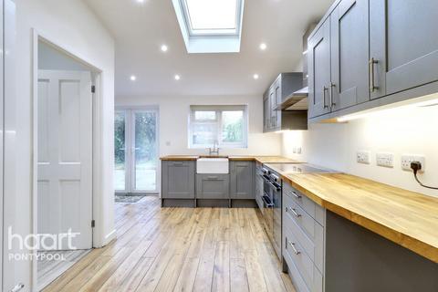 Elgam Avenue, Pontypool 3 bed semi