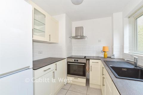Cotswold Court, Horsham, West Sussex 2 bed ground floor flat for sale
