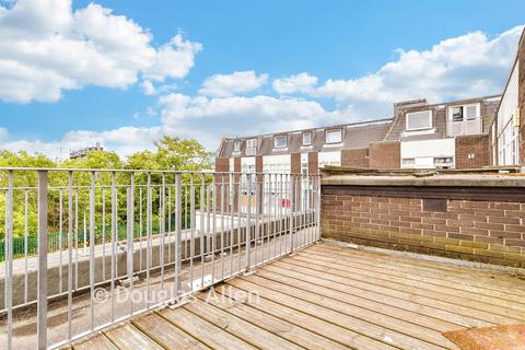 High Street, Wickford, Essex 2 bed flat for sale