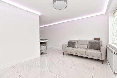 Lorrimore Close, Billericay, Essex 1 bed ground floor maisonette for sale