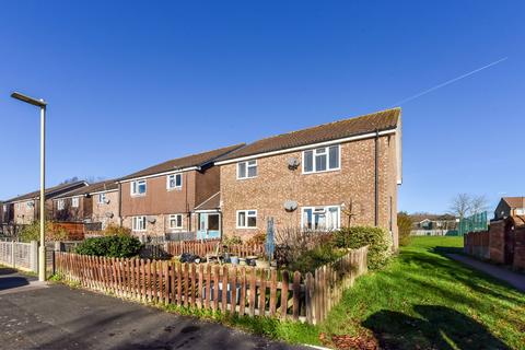 Teazle Close, Petersfield, Hampshire 2 bed flat for sale
