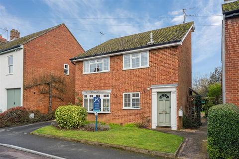 Rothschild Road, Wing, Buckinghamshire 2 bed maisonette for sale