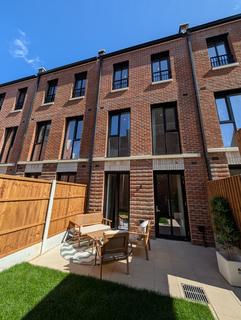 Woodhill, London SE18 3 bed terraced house for sale