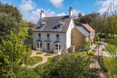 6 bedroom detached house for sale