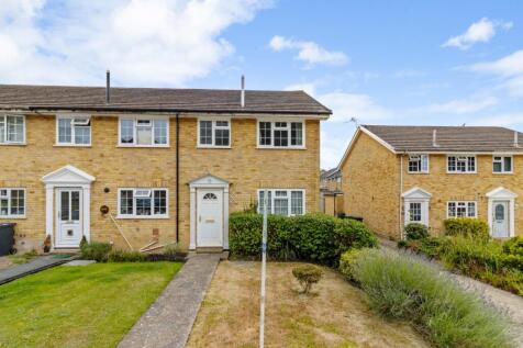 Hunters Way, Uckfield, East Sussex, TN22 3 bed terraced house for sale