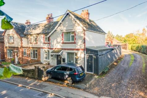 5 bedroom end of terrace house for sale