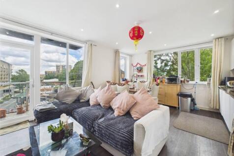 High Street, Feltham, Middlesex, TW13 2 bed apartment for sale