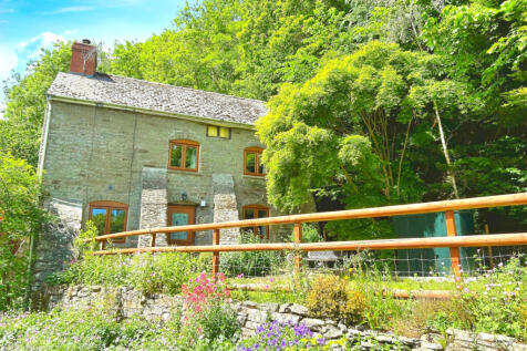 Stowe Knighton LD7 1NB 4 bed property with land for sale