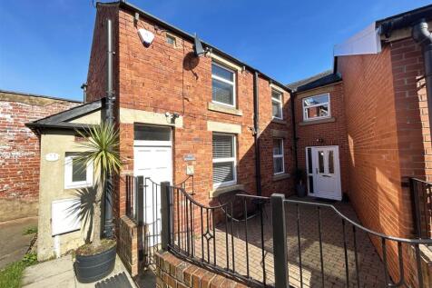 4 bedroom link detached house for sale
