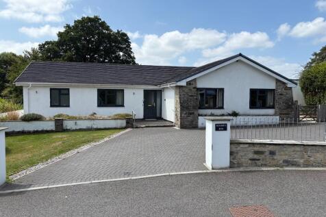 4 bedroom detached bungalow for sale