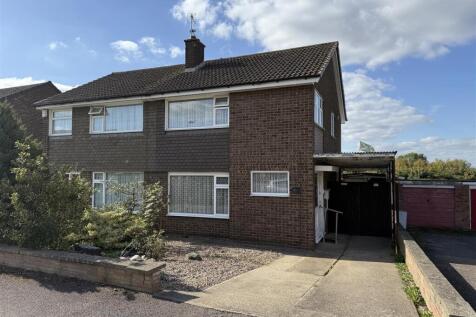 Fontwell Drive, Glen Parva LE2 3 bed semi