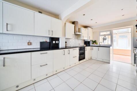 Winvale, Slough, Berkshire, SL1 2JQ 3 bed end of terrace house for sale
