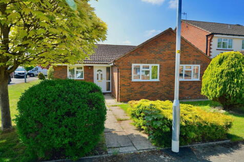 Badsey Fields Lane, Badsey, WR11 7EX 3 bed detached bungalow for sale
