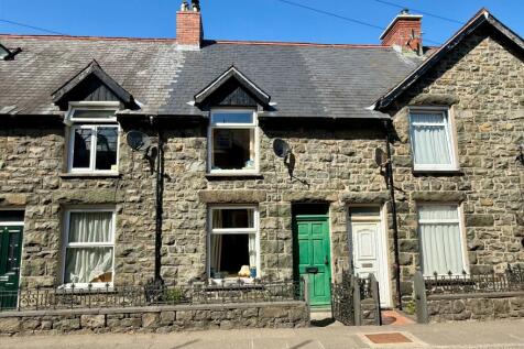 12 Maes Talaran, Dolgellau, LL40 1HR 2 bed terraced house for sale