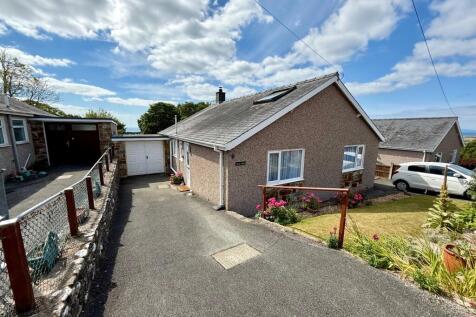 2 Tyddyn Du, Penrhiw, Dyffryn... 3 bed bungalow for sale