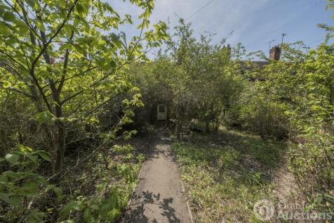 Chaplains Hill, Crowthorne, Berkshire 3 bed semi
