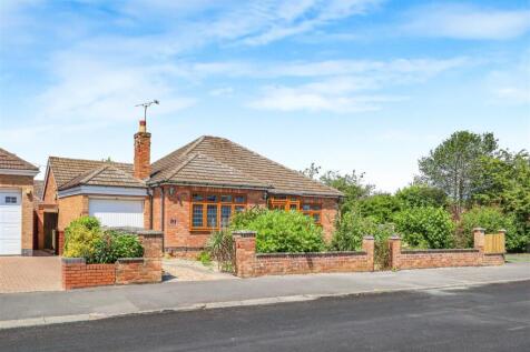 Newfield Avenue, Kenilworth 4 bed detached bungalow for sale
