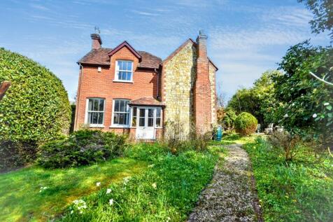 14 Chapel Road, Rowledge, Farnham, GU10 4 bed detached house for sale