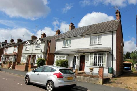 Pondcroft Road, Knebworth... 3 bed semi