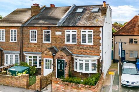 4 bedroom end of terrace house for sale