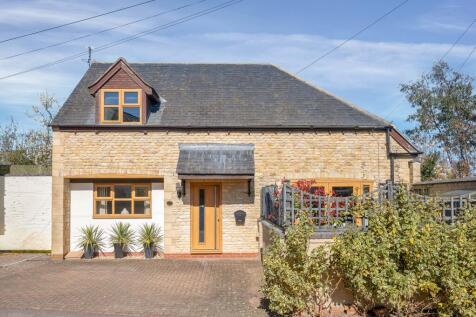 Oakham Road, Whissendine 2 bed cottage for sale