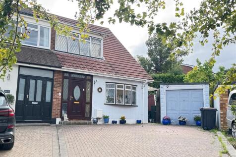 Link Road, Rayleigh 2 bed chalet for sale