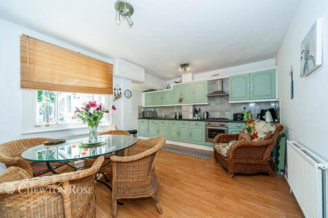 Pembroke Mews, ASCOT 2 bed bungalow for sale