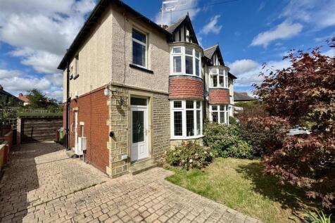 Benomley Road, Almondbury... 3 bed semi