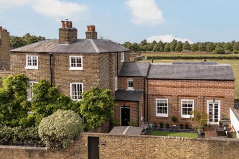 Hampton Court Road, East Molesey, KT8 4 bed detached house for sale