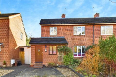 Furze Road, Tadley, Hampshire, RG26 3 bed semi