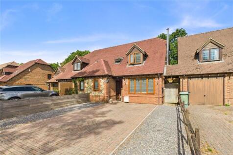 Verica Gardens, Pamber Heath, Tadley... 3 bed semi