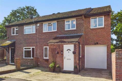 Stratfield Avenue, Tadley, Hampshire... 4 bed semi